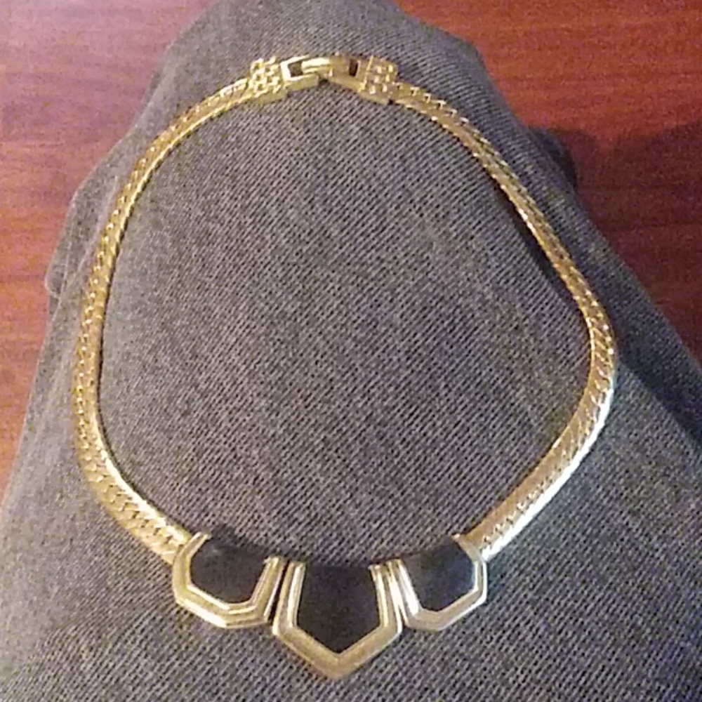 Gold plate choker